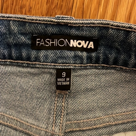 FASHION Nova • EUC distressed frayed hem straight leg jean •size 9 (measures 12) - Picture 2 of 7